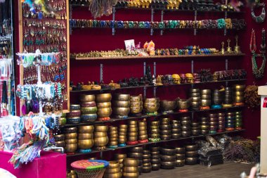 Kathmandu, Nepal, 20 Nisan 2022: Nepal, Katmandu caddesindeki dükkanda her türlü hediyelik eşya satılıyor.