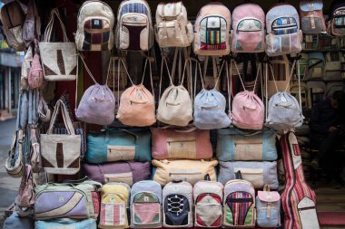 Kathmandu, Nepal, 20 Nisan 2022: Nepal, Katmandu caddesindeki dükkanda her türlü hediyelik eşya satılıyor.