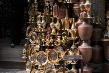 Kathmandu, Nepal, 20 Nisan 2022: Nepal, Katmandu caddesindeki dükkanda her türlü hediyelik eşya satılıyor.