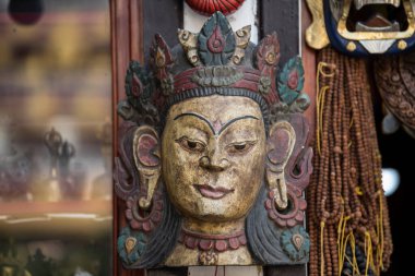 Kathmandu, Nepal, 20 Nisan 2022: Nepal, Katmandu caddesindeki dükkanda her türlü hediyelik eşya satılıyor.