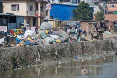 Katmandu, Nepal, 20 Nisan 2022: Katmandu 'daki nehir kıyısında çöp ve plastik kirliliği.