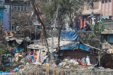 Katmandu, Nepal, 20 Nisan 2022: Katmandu 'daki nehir kıyısında çöp ve plastik kirliliği.