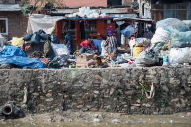 Katmandu, Nepal, 20 Nisan 2022: Katmandu 'daki nehir kıyısında çöp ve plastik kirliliği.