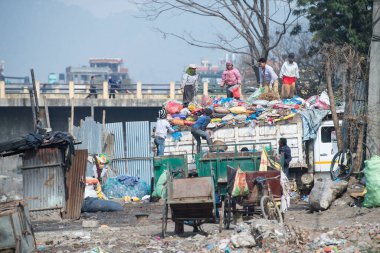 Katmandu, Nepal, 20 Nisan 2022: Katmandu 'daki nehir kıyısında çöp ve plastik kirliliği.