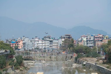 Katmandu, Nepal, 20 Nisan 2022: Katmandu 'daki nehir kıyısında çöp ve plastik kirliliği.