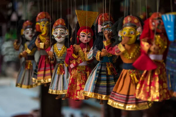 Kathmandu, Nepal, 20 Nisan 2022: Nepal, Katmandu caddesindeki dükkanda her türlü hediyelik eşya satılıyor.