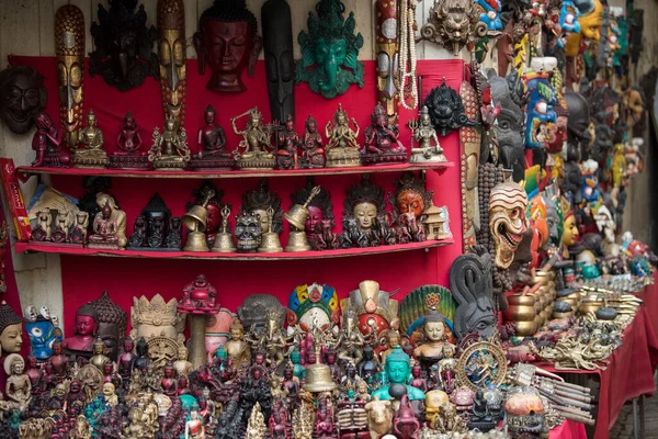 Kathmandu, Nepal, 20 Nisan 2022: Nepal, Katmandu caddesindeki dükkanda her türlü hediyelik eşya satılıyor.