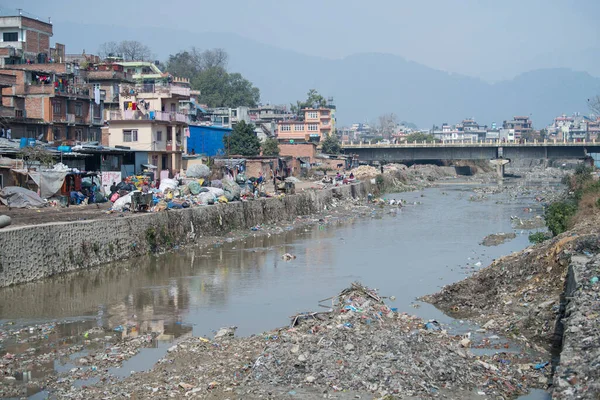 Katmandu Nepal April 2022 Sopor Och Plastföroreningar Flodstranden Katmandu — Stockfoto