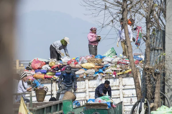 Katmandu Nepal April 2022 Sopor Och Plastföroreningar Flodstranden Katmandu — Stockfoto