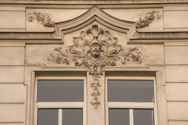 Münih, Almanya - 27 Nisan 2022: Bavyera 'nın başkenti Münih' teki barok binaların cephelerindeki taş süslemelerin ayrıntıları.