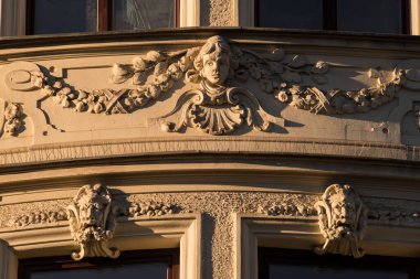 Münih, Almanya - 27 Nisan 2022: Bavyera 'nın başkenti Münih' teki barok binaların cephelerindeki taş süslemelerin ayrıntıları.