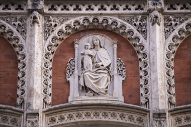 Münih, Almanya - 27 Nisan 2022: Bavyera 'nın başkenti Münih' teki barok binaların cephelerindeki taş süslemelerin ayrıntıları.