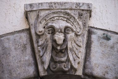 Münih, Almanya - 27 Nisan 2022: Bavyera 'nın başkenti Münih' teki barok binaların cephelerindeki taş süslemelerin ayrıntıları.