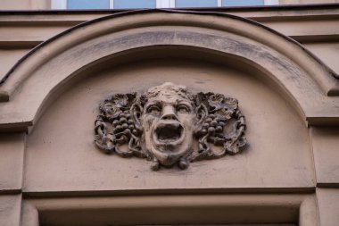 Münih, Almanya - 27 Nisan 2022: Bavyera 'nın başkenti Münih' teki barok binaların cephelerindeki taş süslemelerin ayrıntıları.