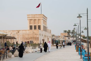 Doha, Katar - Şubat 01.2020: Geleneksel evleri ve yerel halkla birlikte New souk Al Wakrah rıhtımı gezisi.