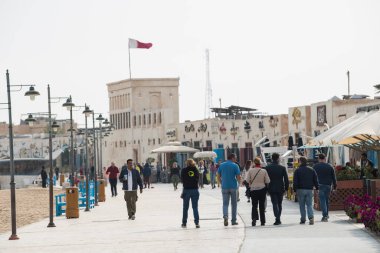 Doha, Katar - Şubat 01.2020: Geleneksel evleri ve yerel halkla birlikte New souk Al Wakrah rıhtımı gezisi.
