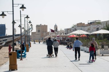 Doha, Katar - Şubat 01.2020: Geleneksel evleri ve yerel halkla birlikte New souk Al Wakrah rıhtımı gezisi.