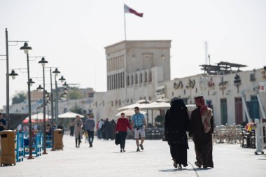 Doha, Katar - Şubat 01.2020: Geleneksel evleri ve yerel halkla birlikte New souk Al Wakrah rıhtımı gezisi.