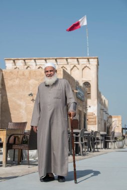 Doha, Katar - Şubat 01.2020: Geleneksel evleri ve yerel halkla birlikte New souk Al Wakrah rıhtımı gezisi.