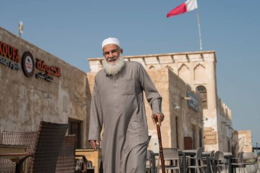 Doha, Katar - Şubat 01.2020: Geleneksel evleri ve yerel halkla birlikte New souk Al Wakrah rıhtımı gezisi.
