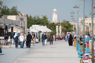 Doha, Katar - Şubat 01.2020: Geleneksel evleri ve yerel halkla birlikte New souk Al Wakrah rıhtımı gezisi.