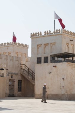 Doha, Katar - Şubat 01.2020: Geleneksel evleri ve yerel halkla birlikte New souk Al Wakrah rıhtımı gezisi.