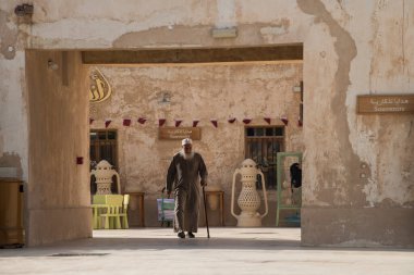 Doha, Katar - Şubat 01.2020: Geleneksel evleri ve yerel halkla birlikte New souk Al Wakrah rıhtımı gezisi.