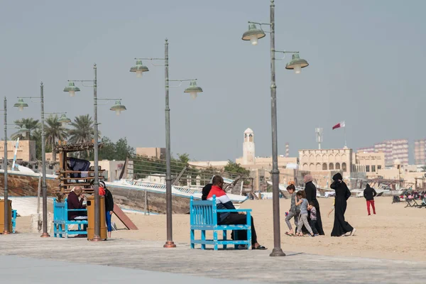 Doha, Katar - Şubat 01.2020: Geleneksel evleri ve yerel halkla birlikte New souk Al Wakrah rıhtımı gezisi.