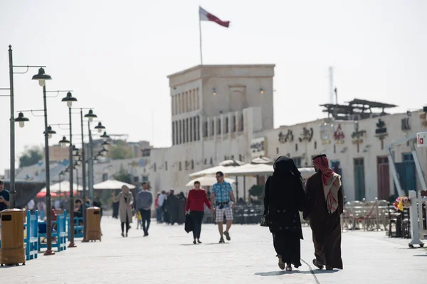 Doha, Katar - Şubat 01.2020: Geleneksel evleri ve yerel halkla birlikte New souk Al Wakrah rıhtımı gezisi.