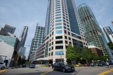 Singapur Şehri, Singapur - Mayıs 01.2022: Singapur şehrinin iş bölgesindeki modern gökdelenlere bakan alçak açılı manzara.