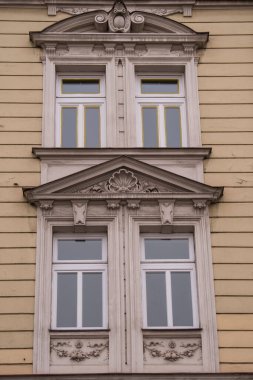 Münih, Almanya - 01 Mayıs 2022: Eski Dekoratif Ahşap Pencere.