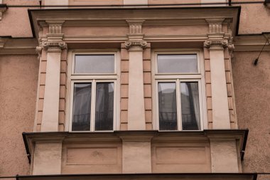 Münih, Almanya - 01 Mayıs 2022: Eski Dekoratif Ahşap Pencere.