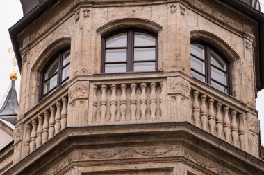 Münih, Almanya - 01 Mayıs 2022: Eski Dekoratif Ahşap Pencere.