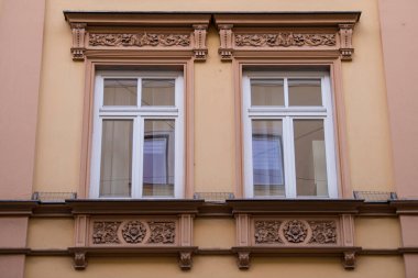 Münih, Almanya - 01 Mayıs 2022: Eski Dekoratif Ahşap Pencere.