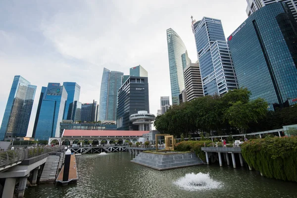 Singapur Şehri, Singapur - Mayıs 01.2022: Singapur şehrinin iş bölgesindeki modern gökdelenlere bakan alçak açılı manzara.