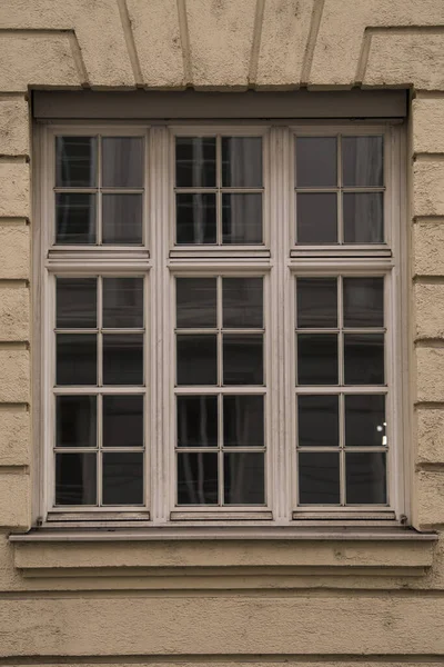 Monachium Niemcy Maja 2022 Stare Dekoracyjne Drewniane Okno — Zdjęcie stockowe