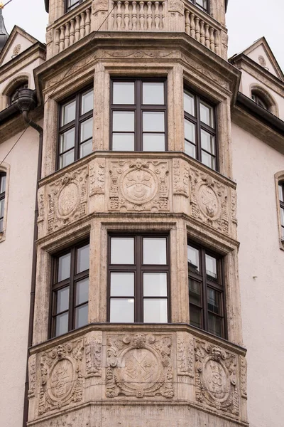 Monachium Niemcy Maja 2022 Stare Dekoracyjne Drewniane Okno — Zdjęcie stockowe
