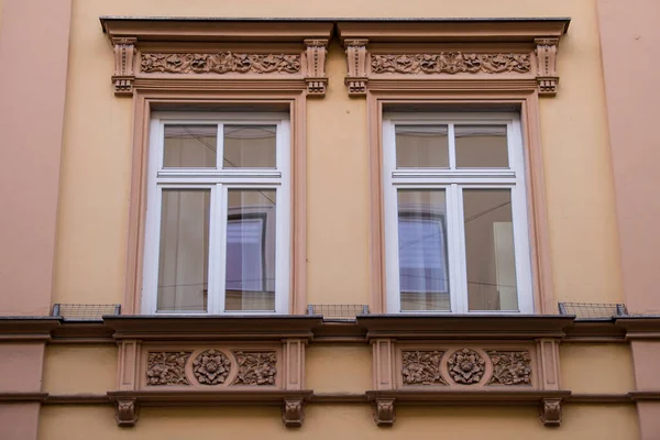 Münih, Almanya - 01 Mayıs 2022: Eski Dekoratif Ahşap Pencere.