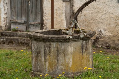 Hırvatistan, Mayıs 01.2022: Kırsal kesimde su çekmek için.