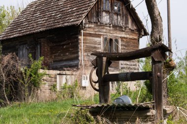 Hırvatistan, Mayıs 01.2022: Kırsal kesimde su çekmek için.