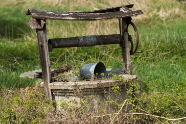 Hırvatistan, Mayıs 01.2022: Kırsal kesimde su çekmek için.