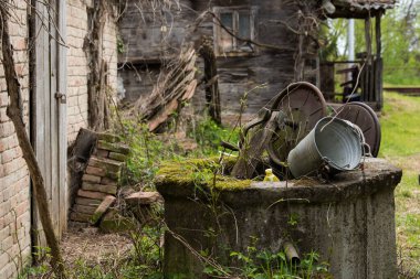 Hırvatistan, Mayıs 01.2022: Kırsal kesimde su çekmek için.