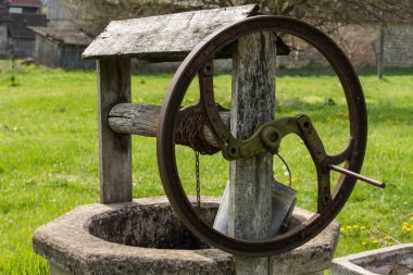 Hırvatistan, Mayıs 01.2022: Kırsal kesimde su çekmek için.