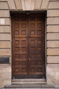 Münih, Almanya - 01 Mayıs 2022: Eski Dekoratif Ana Giriş Tahta Kapı.