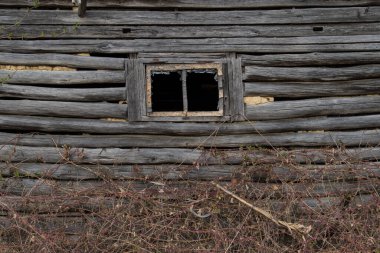 Hırvatistan, Mayıs 01.2022: Kırsal yerleşim yerinin kırsal penceresinin kırsal tarzı.