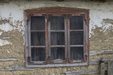 Hırvatistan, Mayıs 01.2022: Kırsal yerleşim yerinin kırsal penceresinin kırsal tarzı.