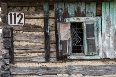 Hırvatistan, Mayıs 01.2022: Kırsal yerleşim yerinin kırsal penceresinin kırsal tarzı.