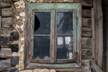 Hırvatistan, Mayıs 01.2022: Kırsal yerleşim yerinin kırsal penceresinin kırsal tarzı.