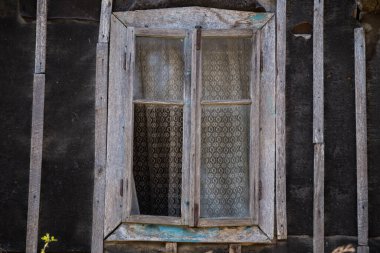 Hırvatistan, Mayıs 01.2022: Kırsal yerleşim yerinin kırsal penceresinin kırsal tarzı.