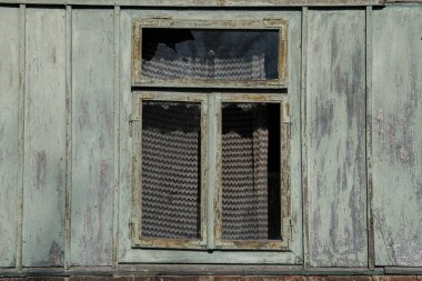 Hırvatistan, Mayıs 01.2022: Kırsal yerleşim yerinin kırsal penceresinin kırsal tarzı.